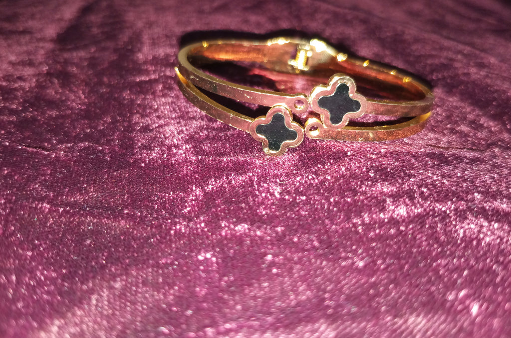 Four leaf black clover handcuff